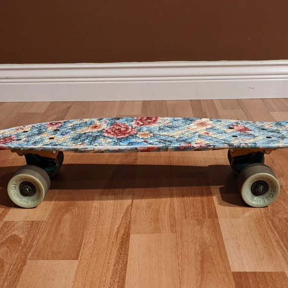 Globe Bantam Penny Board With Retro Graphic: Grandma's Couch - Picture 10 of 12